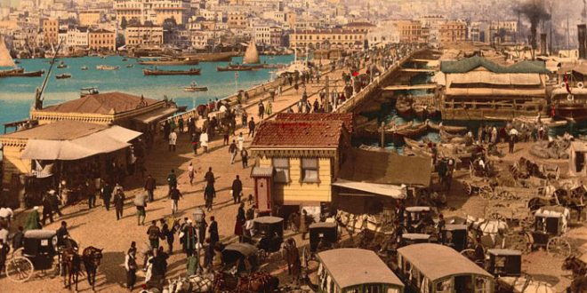 Sefarad Yahudileri de 15. Yüzyıl dönemi dili olarak kullandıkları İspanyolca dile, kültürel ve ticari ilişki içerisinde bulundukları ülkelerin ve toplulukların yeni olan kullanım eşyalarına ya da terimlerle ifade edilen tanımları eski İspanyolcaya eklemleyerek "Ladino" dilinin ortaya çıkmasını sağlarlar. Osmanlıca, Rumca, Fransızca gibi kelimelerden oluşan İspanyol kökenli Ladino dilini günümüzde konuşan 10 bin civarında Yahudi olduğu düşünülmektedir.