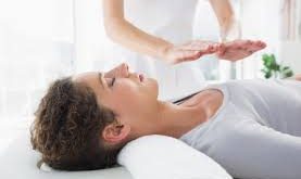 Reiki, bir insanın yaşadığı ağrı ve acıyı tedavi etmek için, ağrılı ve acılı bölgeye, uzun ve disiplinli çalışmaya bağlı egzersizler sonucu Master (usta)/öğretmen olarak adlandırabileceğimiz, iç yaşam enerjisini hücresel boyutuyla kontrol edebilen, bu enerjinin hücre yapısından ellere doğru akışını sağlamak için Reiki denilen yaşam enerjisini tedavi amacıyla kullanmak için akış yolları sağlayabilen insanların bir nevi masaj yöntemi ile uyguladığı yüzeysel terapi olarak adlandırılabilir.