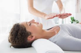 Reiki, bir insanın yaşadığı ağrı ve acıyı tedavi etmek için, ağrılı ve acılı bölgeye, uzun ve disiplinli çalışmaya bağlı egzersizler sonucu Master (usta)/öğretmen olarak adlandırabileceğimiz, iç yaşam enerjisini hücresel boyutuyla kontrol edebilen, bu enerjinin hücre yapısından ellere doğru akışını sağlamak için Reiki denilen yaşam enerjisini tedavi amacıyla kullanmak için akış yolları sağlayabilen insanların bir nevi masaj yöntemi ile uyguladığı yüzeysel terapi olarak adlandırılabilir.