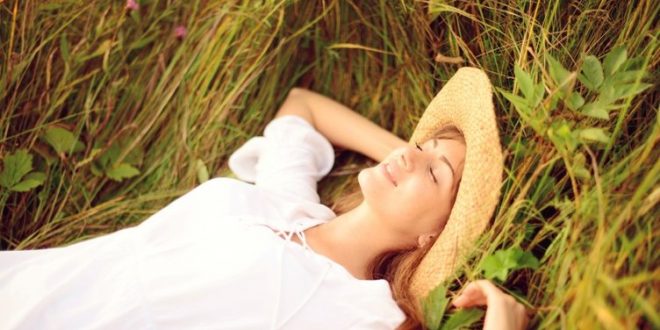 Eğer kronik rahatsızlıklar yaşıyorsanız biz sağlık kuruluşunda muayenenizi yaptırıp bu geçiş dönemini en az etki ile atlatmak için gerekli bilgiye ulaşmanızı sağlık veriyoruz. Konunun özü kısaca şudur; kıştan çıkmışsınızdır ve karaciğerleriniz yorgundur. Karaciğer detoksu için gerekli beslenme programına ihtiyacınız vardır. Kas dokuları ve damarlarda ki soğuk hava etkisi ile meydana gelen daralma yerini genleşmeye bırakmaktadır. İhtiyacınız olan moralinizi yüksek tutmaktır