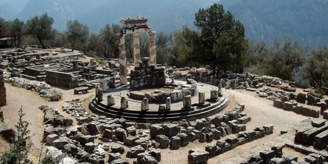 İlk yerleşimlerin M.Ö. 2000’ li yıllara kadar uzandığı tahmin edilen Delphi’ deki kutsal alanın ve kehanetlerin gelişimi ise M.Ö. 8. Yüzyıla dayandırılır. Olimpos’un oniki tanrısından biri olan Apollon’un; ışığın, bilginin, harmoninin ve tabi ki de kehanetin tanrısı olduğuna inanılırdı. Delphi’ deki bu tapınak da Apollon’a armağan olarak yapılmış bir ibadet merkezidir.