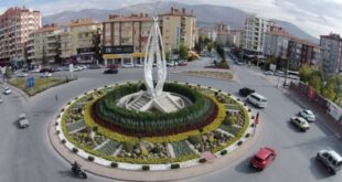 Bir şehri gezmek istiyorsanız o şehrin konumunu bilmeniz lazım. Bu bağlamda "Niğdenerede" diye kendinize sormalısınız. Niğde, İç Anadolu Bölgesi’nin Orta Kızılırmak bölümünde yer alır. Niğde’nin kuzeyinde Kırşehir ve Nevşehir, güneyinde Mersin, güneydoğuda Adana, güneybatıda Konya vardır. Niğde yüz ölçümü bakımından da etrafındaki şehirlere göre küçüktür ama en az onlar kadar da şirin bir şehirdir.