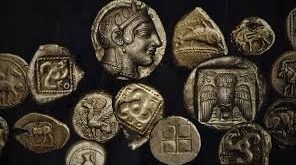 Takas yönteminin ilk kez M.Ö 9.000’de Mısır’da kullanıldığı biliniyor. Ellerindeki inekleri, koyunlarla veya tahıllarını yağ ile değiştirmek isteyen Mısırlı çiftçilerin pazar oluşturması sonucu başladı takas sistemi. Takasın ticaret yolları üzerinde gelişmesi ile Mısır’ın papirüs kağıdı, değerli taşları ve at arabaları; Afrika ve Asya’nın zor alinabilen minerallerini ve hayvan derileri alabilir oldu. Hiyerogliflere baktığınızda da o zamanki ticaretin, özellikle malların değerini belirleme konusunda tartışmalar çıktığını görebilirsiniz.