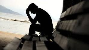 Depresif kişiler, normalde yaptıkları aktivitelerden zevk alamadıklarını, giyinme ve yemek yeme gibi günlük ve zorunlu rahatlama için bile kendi içlerinde güç bulamadıklarını ifade ederler. Bazen aile ve akrabalar da kişideki bu değişikliği fark ederler ancak nasıl yardım edeceklerini bilemezler. Depresyon gibi bazı depresyon türlerinde hiçbir tedavi ciddi sorunlara neden olamaz. Tedavi edilmeyen depresyon, alkol ve uyuşturucu bağımlılığı gibi yaşamı tehdit eden durumlara yol açabilir