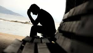 Depresif kişiler, normalde yaptıkları aktivitelerden zevk alamadıklarını, giyinme ve yemek yeme gibi günlük ve zorunlu rahatlama için bile kendi içlerinde güç bulamadıklarını ifade ederler. Bazen aile ve akrabalar da kişideki bu değişikliği fark ederler ancak nasıl yardım edeceklerini bilemezler. Depresyon gibi bazı depresyon türlerinde hiçbir tedavi ciddi sorunlara neden olamaz. Tedavi edilmeyen depresyon, alkol ve uyuşturucu bağımlılığı gibi yaşamı tehdit eden durumlara yol açabilir