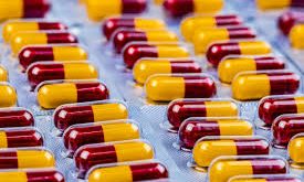 A Scottish scientist named Sir Alexander Fleming noticed that bacteria could not survive in the green mold on bread and discovered penicillin, the miracle drug, in 1829. In the future, researchers purify penicillin and enable it to be used in the treatment of bacterial diseases in the 1940s. Today, antibiotics are obtained from living things such as algae, fungi, yeast and mold by chemical or biosynthesis through various microorganisms. In addition to penicillin, teramycin and streptomycin derivative chemicals are all referred to as antibiotic drugs.