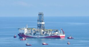 Fosil yakıtlar grubunda bulunan ve hidrokarbon temelli olan doğalgaz, yer altında gözenekli kayaların boşluklarına sıkışmış olarak veya petrol yataklarının üzerinde gaz halinde büyük hacimlerde bulunur.