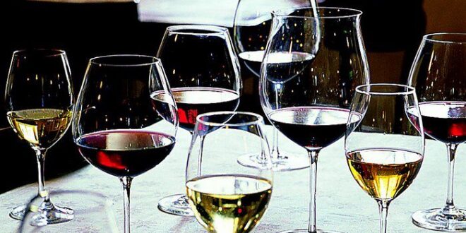 Tadım kadehi adı verilen özel bir tadım bardağı olsa da, normal boyutlardaki bardaklarla da tadım yapmanızda sakınca yoktur. Dibi geniş, ağzı dar bir kadeh olması yeterli. Bu sayede şarabın aromasını bardağın her yerinde net hissedebilirsiniz. Ama en önemlisi kadehinizin temiz ve renksiz bir kadeh olmasıdır çünkü kadeh temiz olmadığı sürece şarabın tadını ve renksiz olmadığı sürece görüntüsünü tam anlayamazsınız.