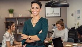 Hepimiz görünüşün ne kadar önemli olduğunu biliyoruz, değil mi? "Dış görünüş benim için önemli değil, önemli olan iç güzellik" gibi klişeler dile getirsek de, kendi düşüncelerimizi tavrımızla çürütürüz. Çünkü tanımadığımız bir insanın iç güzelliğini ilk tanışmada anlamamız mümkün değil!