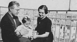 Mask-Kara Tiyatrosu oyuncuları tarafından sahnelenen, Sabahattin Ali anması niteliğindeki sahne ve tiratlara ek olarak, Sabahattin Ali’nin “Değirmen” (1935) adlı öyküsü –Sabahattin Ali’ye özgü gözlem yeteneği ile kurgulanmış- Çingene Aşk Hikayesi’nin işlenmesi ile oluşan oyun Birgül Yeşiloğlu Güler imzası taşımaktadır.