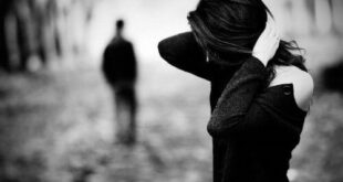 Eski / eşinizle arkadaş kalmaya karar verseniz bile, ayrıldıktan hemen sonra tamamen kopun. Bu, birbirlerini görmemek, ailelerinin yanında olmamak, asla telefonda buluşmamak, asla e-posta veya mesaj göndermemek, Facebook'ta iletişim kurmamak ve herhangi bir şekilde anlık mesajlaşmamak anlamına gelir. Onunla sonsuza kadar konuşmaktan kaçınmak zorunda değilsin, ama eski / karını unutana kadar onunla tüm iletişimi kesmelisin. Sizi buluşmaya ikna etmeye çalışırsa, kendinize dürüstçe bunun ne anlama geldiğini sorun.