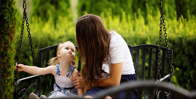 Kıskançlığın en büyük nedenlerinden biri, özgüven eksikliğidir. Sevdiğiniz kişi tarafından seçilen kişi olduğunuzu unutmayın. Yani diğer seçenekler arasında bir fark vardı; sevgilin seni seçti Bu yüzden seni sevip sevmediğini sorgulamayı bırakmalısın.