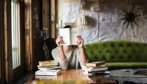 Kitap okumak ruh sağlığı için son derece önemlidir. Okunan kelime ve hikaye üzerine yoğunlaşma beyni uyarır. Ayrıca bugüne kadar yapılan birçok çalışma, okumanın bir insanı daha akıllı yaptığını göstermiştir. Özellikle yazma zorlaştıkça beyin aktivitesinin yoğunlaştığı da biliniyor.