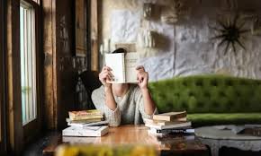 Kitap okumak ruh sağlığı için son derece önemlidir. Okunan kelime ve hikaye üzerine yoğunlaşma beyni uyarır. Ayrıca bugüne kadar yapılan birçok çalışma, okumanın bir insanı daha akıllı yaptığını göstermiştir. Özellikle yazma zorlaştıkça beyin aktivitesinin yoğunlaştığı da biliniyor.