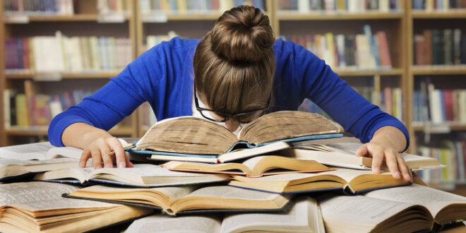 Çalışırken dikkat dağıtıcı şeyleri kaldırarak başlamalısın. Böylece önünüzde ne olduğuna konsantre olabilirsiniz. Hoş, temiz havası olan bir yer seçmelisiniz. Sessizliği seviyorsanız, ortam sessiz olmalıdır. Bulacağınız yer aynı zamanda iyi bir internet bağlantısına sahip bir yer çünkü biraz araştırma yapmanız gerekebilir.