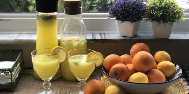 Sıcak yaz günlerinde ve çocuklarımızın kahvaltısında olmazsa olmaz bir içecektir limonata. 1 limon ve 1 portakal kullanarak, sizler de evinizde leziz bir limonata yapabilirsiniz. Şimdi gelelim sağlıklı, mis kokulu, ferah bir limonata nasıl yapılır sorusuna. Hazırsanız başlıyoruz.