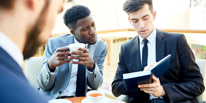 Enerjisiyle herkesi etkilemeyi başaran birinin nasıl çevrenin en dikkat çekici haline geldiğini hiç merak ettiniz mi? Yapmadıysanız, muhtemelen şimdi yapmaya başlamışsınızdır. Çünkü farkında olmasak da zaman zaman kendine özgü özellikleriyle öne çıkan kişiler gibi olmak istiyoruz.