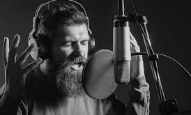 Seslendirme için etkili bir şekilde yüksek sesle okuyabilmek, özellikle işiniz bir teleprompter veya komut dosyasından okumanızı gerektiriyorsa, çok önemlidir. Daha fazla rahatlık için düzenli olarak kitap, dergi veya haber makalelerini yüksek sesle okuyun. Günde en az 30 dakika yüksek sesle okuyun. Kelimeleri telaffuz etme alıştırması yapın ve tonlamanız üzerinde çalışın. Kendinize meydan okumak için okurken sesinizi değiştirmeyi deneyin.