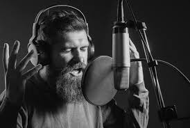 Seslendirme için etkili bir şekilde yüksek sesle okuyabilmek, özellikle işiniz bir teleprompter veya komut dosyasından okumanızı gerektiriyorsa, çok önemlidir. Daha fazla rahatlık için düzenli olarak kitap, dergi veya haber makalelerini yüksek sesle okuyun. Günde en az 30 dakika yüksek sesle okuyun. Kelimeleri telaffuz etme alıştırması yapın ve tonlamanız üzerinde çalışın. Kendinize meydan okumak için okurken sesinizi değiştirmeyi deneyin.