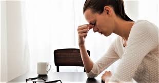 Sinirbilimciler, duygusal duyarlılık kapasitemizin bir kısmının genlerimizle bağlantılı olduğunu keşfettiler. Dünya nüfusunun yaklaşık %20'si "yüksek derecede hassas" olabilir, yani birçok insanın kaybettiği süptil uyaranlara karşı daha fazla farkındalığa sahiptirler ve bu uyaranlarla daha yoğun deneyimler yaşarlar. Bu yüksek hassasiyet, beyinde dikkat ve tepkiyi tetikleyen bir nörotransmitter olarak da görev yapan norepinefrin adı verilen bir “stres” hormonunu etkileyen bir genle bağlantılıdır.