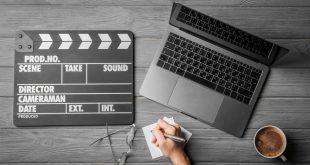 Dizi senaryosu yazmak, film senaryosundan farklı olarak daha uzun vadeli bir hikaye oluşturmayı gerektirir. Her bölüm, ana hikayeyi derinleştirirken, aynı zamanda yeni karakter gelişimlerine ve temalara yer açmalıdır. İyi bir dizi, izleyiciyi sadece tek bir bölümde değil, birkaç sezon boyunca bağlayabilen bir hikaye ve karakter yapısına sahiptir.