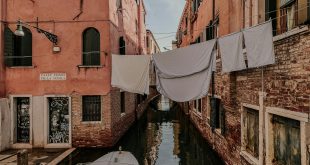 Dijital feodalizmin aşılabilmesi için, kullanıcıların verilerine sahip çıkması, dijital hak bilincinin güçlenmesi ve teknoloji politikalarının kamusal yarar temelinde şekillendirilmesi gerekmektedir. Aksi hâlde, dijital çağ, insanlık için özgürlükten çok yeni bir bağımlılık çağı anlamına gelecektir.