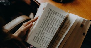 “Anlam” kelimesi, bir sözün, cümlenin, davranışın, işaretin veya olayın ifade ettiği düşünce, kavram ya da içeriği anlatır. Yani bir şeyin ne demek istediğini, neyi ifade ettiğini belirtir.