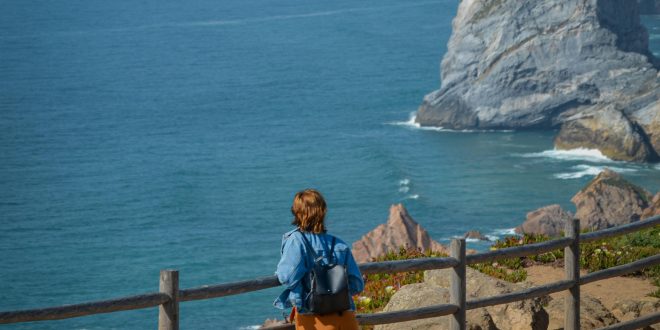 ChatGPT, yapay zeka alanındaki önemli gelişmelerden biri olarak, dil işleme ve insan benzeri metin üretimi konusunda büyük bir potansiyele sahiptir. Eğitim, müşteri hizmetleri, içerik üretimi ve daha birçok alanda kullanımı giderek yaygınlaşan bu teknoloji, insan-iletişimde devrim yaratmaktadır. Ancak, kullanımında dikkat edilmesi gereken sınırlamalar ve etik sorunlar da bulunmaktadır. ChatGPT’nin gelecekte daha sofistike hale gelmesi ve daha çeşitli alanlarda kullanılabilir hale gelmesi beklenmektedir.