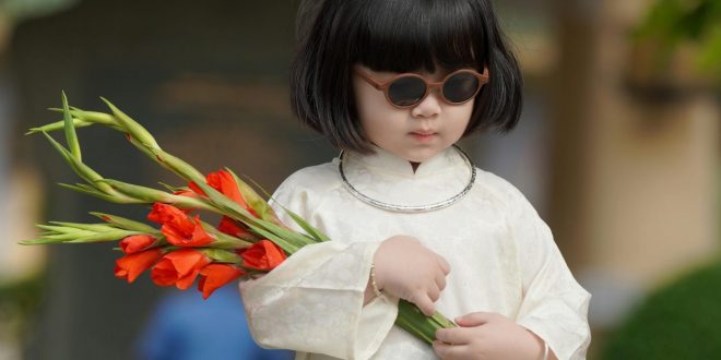 İnsan, hem biyolojik hem düşünsel hem de toplumsal yönleriyle çok katmanlı bir varlıktır. Bilim, insanın fiziksel yönünü açıklarken; felsefe, onun anlam arayışını; toplum ise ilişkisel boyutunu ortaya koyar. Kısacası insan, “kendini bilen, düşünen ve anlam yaratan” bir varlıktır. Bu özellikleriyle insan, evrendeki en karmaşık ve en özgün canlıdır.