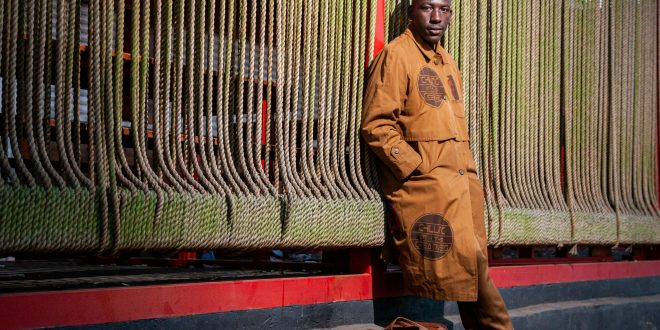 İnsanın kendisiyle barışık olması, sağlıklı bir psikolojik yaşamın temel taşlarından biridir. Bu durum, bireyin kendi iç dünyasında huzur bulmasını, kendini sevmesini ve hayatın getirdiği zorluklarla daha güçlü bir şekilde başa çıkmasını sağlar. Kendisiyle barışık bireyler, hem kendi yaşamlarını hem de çevresindekilerin yaşamlarını daha olumlu etkiler.