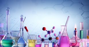 Kimya, maddelerin doğasını ve davranışlarını anlamamızı sağlayan temel bir bilimdir. Günlük yaşamdan ileri teknolojilere kadar geniş bir etkiye sahiptir. Kimya bilgisi, insan yaşamını kolaylaştıran, çevreyi koruyan ve yeni keşiflerin önünü açan bir köprü gibidir.