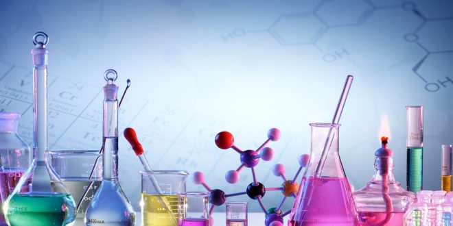 Kimya, maddelerin doğasını ve davranışlarını anlamamızı sağlayan temel bir bilimdir. Günlük yaşamdan ileri teknolojilere kadar geniş bir etkiye sahiptir. Kimya bilgisi, insan yaşamını kolaylaştıran, çevreyi koruyan ve yeni keşiflerin önünü açan bir köprü gibidir.