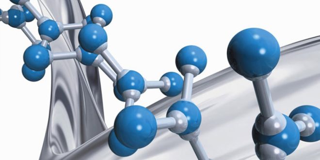 Molekül, evrenin düzenini anlamanın temel kavramlarından biridir. Atomların bir araya geliş biçimi, yalnızca kimyanın değil, tüm doğanın davranışını belirler. Bir damla suda milyarlarca molekül vardır; her biri, yaşamın sürekliliğini sağlayan görünmez birer kahramandır.