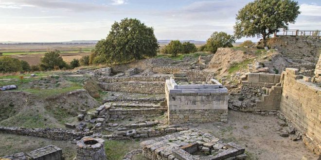 Troya, hem tarihî gerçekleri hem de mitolojik öyküleriyle dünya kültüründe eşsiz bir yere sahiptir. Troya Savaşı, kahramanlık, strateji ve aşk temalarını bir araya getirerek edebiyat ve tarih açısından büyük önem taşır.