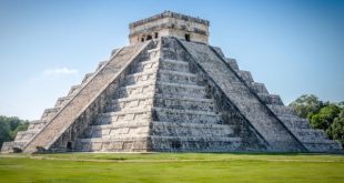 Meksika tarihi, zengin kültürel mirası ve stratejik önemi ile dikkat çeker. Antik uygarlıkların gelişiminden İspanyol sömürgeciliğine, bağımsızlık hareketlerinden modern cumhuriyete kadar uzanan süreç, Meksika’yı bugün kültürel çeşitliliğe sahip, ekonomik ve politik açıdan bölgesel bir güç hâline getirmiştir.