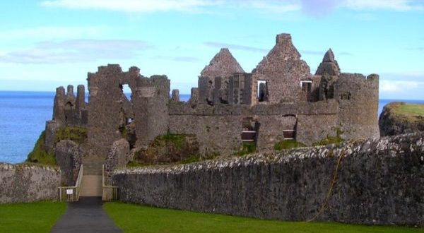 İrlanda tarihi; Kelt kabilelerinden Hristiyan manastırlarına, Viking işgalinden İngiliz sömürge yönetimine, Büyük Kıtlık ve göçlerden bağımsızlık mücadelesine kadar uzun ve çalkantılı bir süreçtir.