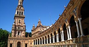 İspanya tarihi, farklı uygarlıkların karşılaşması, kültürlerin etkileşimi ve uzun süreli siyasi dönüşümlerle şekillenmiş bir mozaiktir. Roma mirasından Endülüs medeniyetine, imparatorluk çağından modern demokrasiye uzanan bu tarih, ülkenin zengin kültürel kimliğini ortaya koymaktadır. Bugün İspanya, geçmişin izlerini modern yaşamla birleştirerek hem Avrupa’da hem dünyada önemli bir role sahip olmaya devam etmektedir.