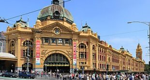 Avustralya tarihi, insanlık tarihinin en uzun süreli kültürel sürekliliğini gösteren Aborjin topluluklarıyla başlar, ardından Avrupa kolonizasyonu ve modern devletleşme süreçleriyle şekillenir.