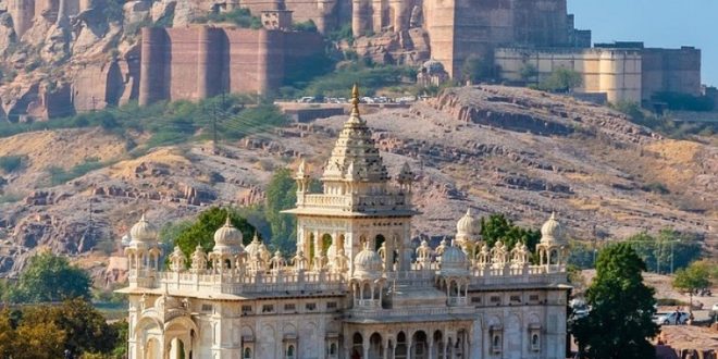 Hindistan tarihi, antik uygarlıklardan modern ulus-devlete kadar uzanan zengin bir süreçtir. Klasik dönem bilim ve sanat birikimi, Mughal mimarisi, İngiliz sömürge mirası ve bağımsızlık sonrası modernleşme, Hindistan’ı kültürel ve ekonomik açıdan etkili bir ülke hâline getirmiştir.