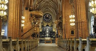 İsveç’in tarihsel yolculuğu, Viking seferlerinden çağdaş refah devletine uzanan bir dönüşüm hikâyesidir. Güçlü devlet gelenekleri, sosyal adalet anlayışı ve barışçıl dış politika, modern İsveç kimliğinin temel taşlarıdır.