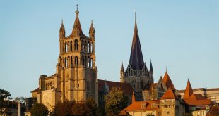 İsviçre’nin tarihsel gelişimi, coğrafyanın şekillendirdiği yerel özerklik geleneği, farklı kültürlerin bir arada yaşama pratiği ve güçlü kurumlarla desteklenen bir demokrasi anlayışı üzerine kuruludur.