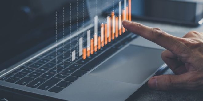 Güvenli bir finansal gelecek için yatırım stratejisi basitten karmaşığa doğru adım adım ilerlemelidir. Önce acil durum fonu ve güvenli tasarruf araçları ile temel birikim oluşturulmalı, ardından orta riskli yatırımlar ve uzun vadeli varlıklar portföye eklenmelidir.