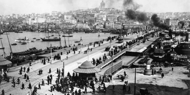 Galata Köprüsü, İstanbul’un tarihî ve kültürel dokusunun ayrılmaz bir parçasıdır. Fetihten modern Cumhuriyet dönemine kadar geçen süreçte defalarca yenilenen köprü, şehrin değişim ve dönüşümlerine tanıklık etmiştir.