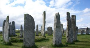 İskoçya tarihi; Piktlerin ve Gaellerin erken krallıklarından Robert the Bruce’un direnişine, Aydınlanma’nın bilimsel devrimlerinden modern bağımsızlık tartışmalarına kadar uzanan zengin ve dinamik bir süreçtir.