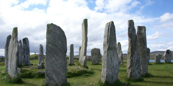İskoçya tarihi; Piktlerin ve Gaellerin erken krallıklarından Robert the Bruce’un direnişine, Aydınlanma’nın bilimsel devrimlerinden modern bağımsızlık tartışmalarına kadar uzanan zengin ve dinamik bir süreçtir.