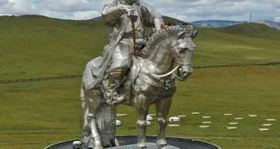 Moğolistan tarihi, göçebe kültürden büyük imparatorluklara, sömürgesel etkileşimlerden modern bağımsız devlete uzanan zengin bir geçmişe sahiptir. Cengiz Han’ın mirası ve göçebe yaşam tarzı, ülkenin kültürel kimliğini şekillendirmiştir.