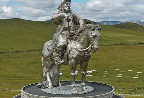 Moğolistan tarihi, göçebe kültürden büyük imparatorluklara, sömürgesel etkileşimlerden modern bağımsız devlete uzanan zengin bir geçmişe sahiptir. Cengiz Han’ın mirası ve göçebe yaşam tarzı, ülkenin kültürel kimliğini şekillendirmiştir.