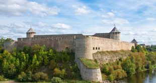 Estonya tarihi, küçük bir ülkenin büyük güçler arasında nasıl hayatta kaldığını ve kendi kimliğini koruduğunu gösterir.