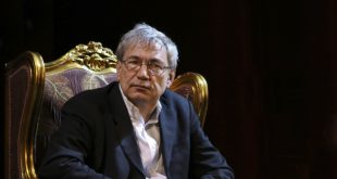 Orhan Pamuk, Doğu ve Batı arasındaki kültürel çatışmaları, bireysel ve toplumsal kimlik arayışlarını derinlemesine işleyen çağdaş bir yazardır.