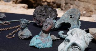 Roma ekonomisi, geniş bir coğrafyada tarım, ticaret, köle emeği ve merkezi vergi düzeni üzerine kurulmuş güçlü bir sistemdi. Yüzyıllar boyunca Roma’ya refah, şehirleşme ve kültürel gelişmişlik sağladı. Ancak köle emeğine aşırı bağımlılık, eşitsizlik ve ekonomik esnekliğin yetersizliği uzun vadede imparatorluğun zayıflamasına yol açtı.